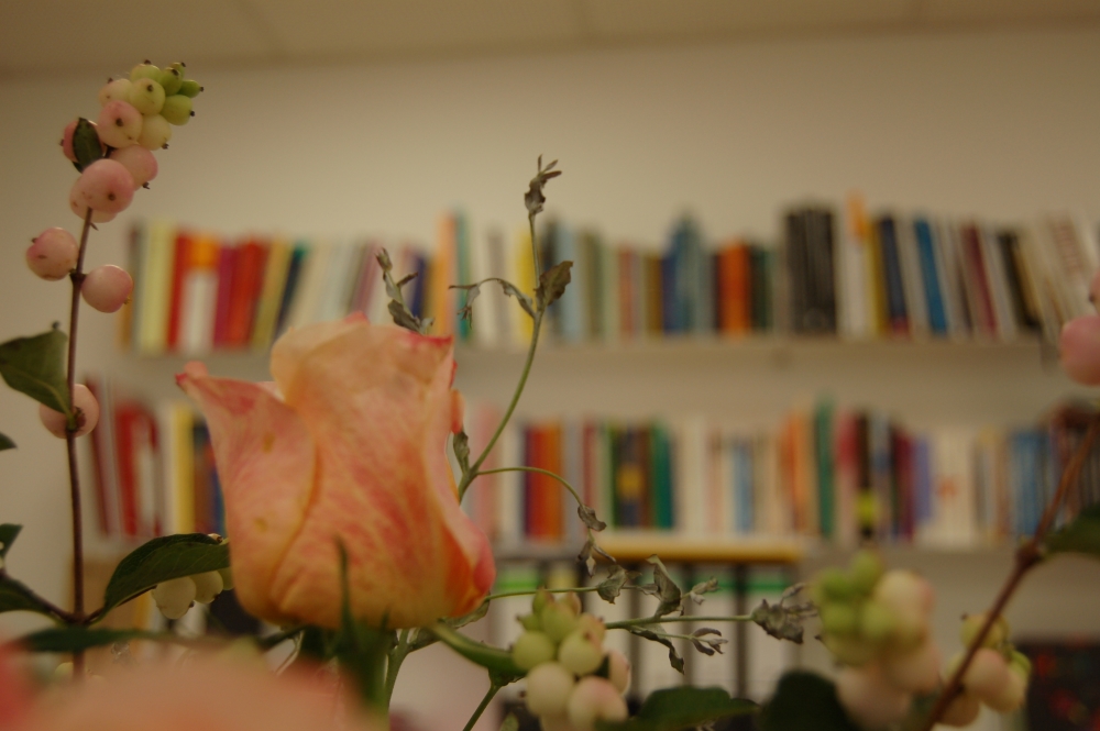 Bücherregal mit Blumen